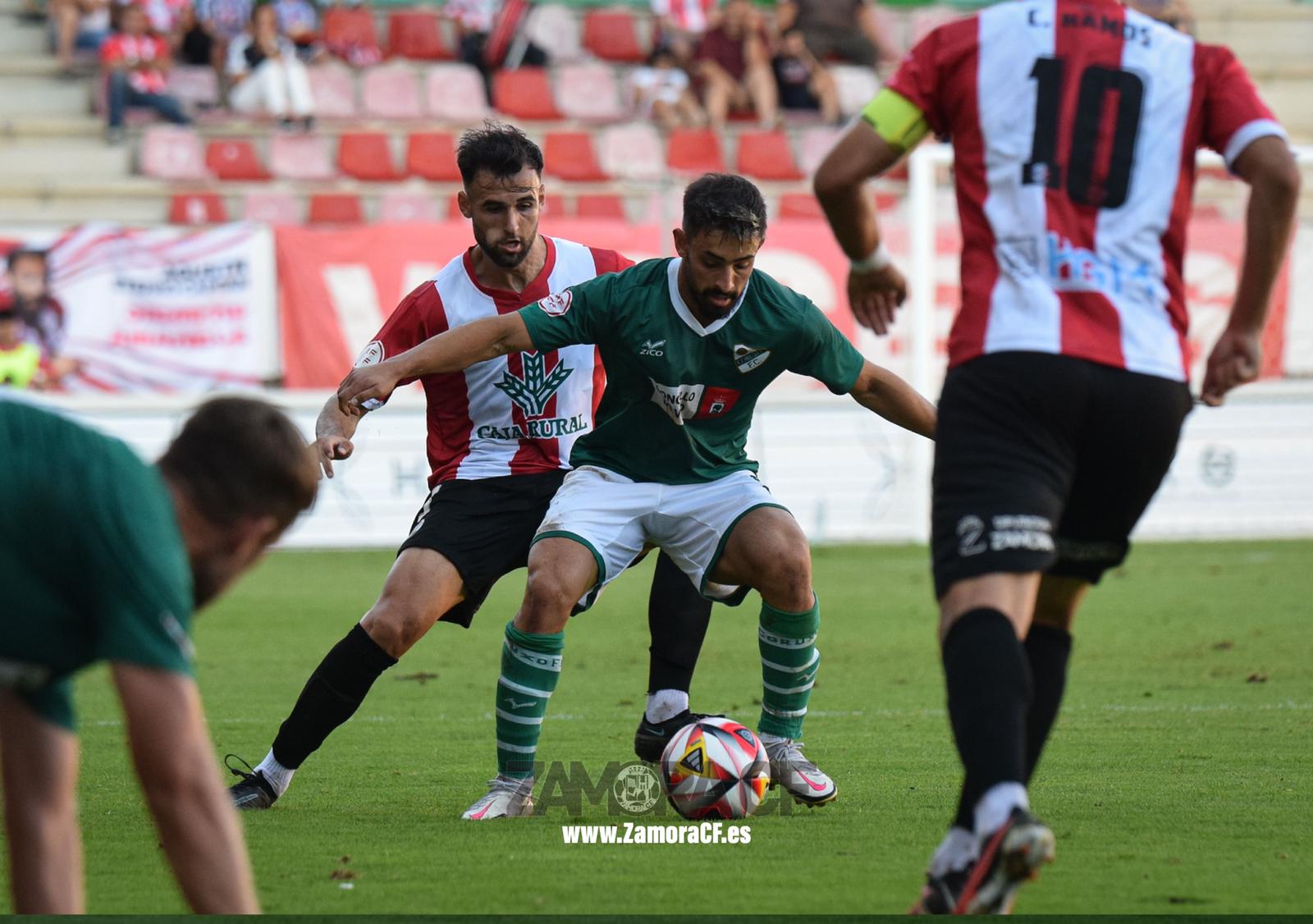 Luismi Luengo aprieta a un rival