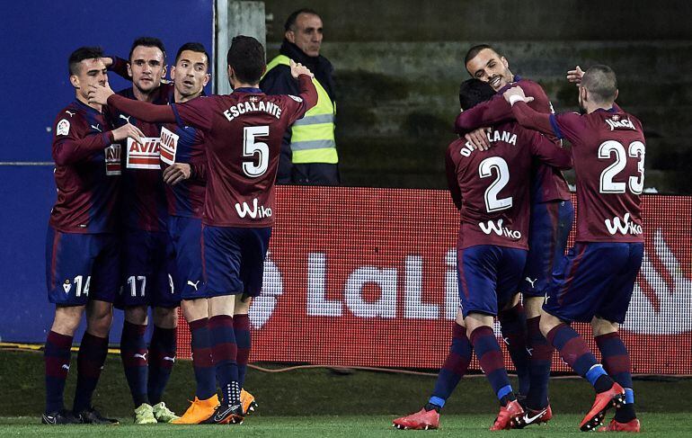 Los jugadores del eibar celebra el gol de Kike García que les daba la victoria contra el Villarreal