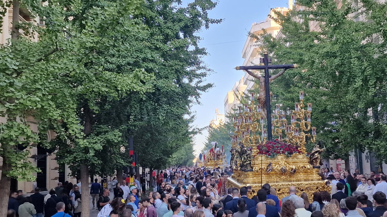 Varios pasos en la Gran Vía en los traslados hacia la Catedral para la Procesión Magna &quot;La Pasión según Granada&quot; del 14 de octubre de 2023