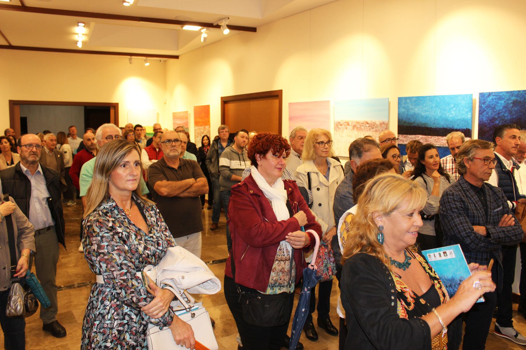 Gran cantidad de público se daba cita en el acto de inauguración de la exposición