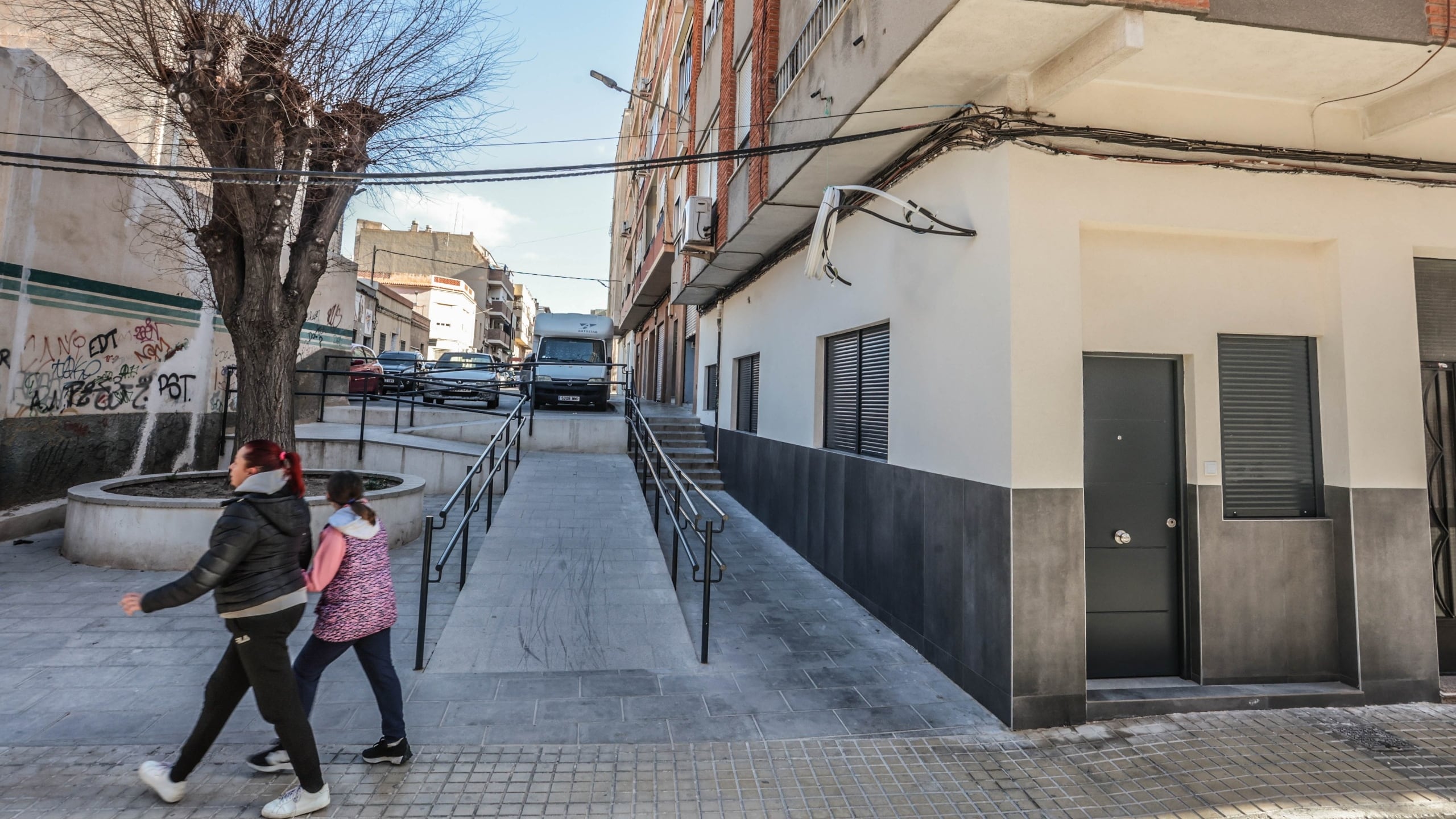 Un local ubicado en la calle Trinquete de Elda se ha convertido en una vivienda en la que se han realizado mejoras en la accesibilidad con la instalación de una rampa