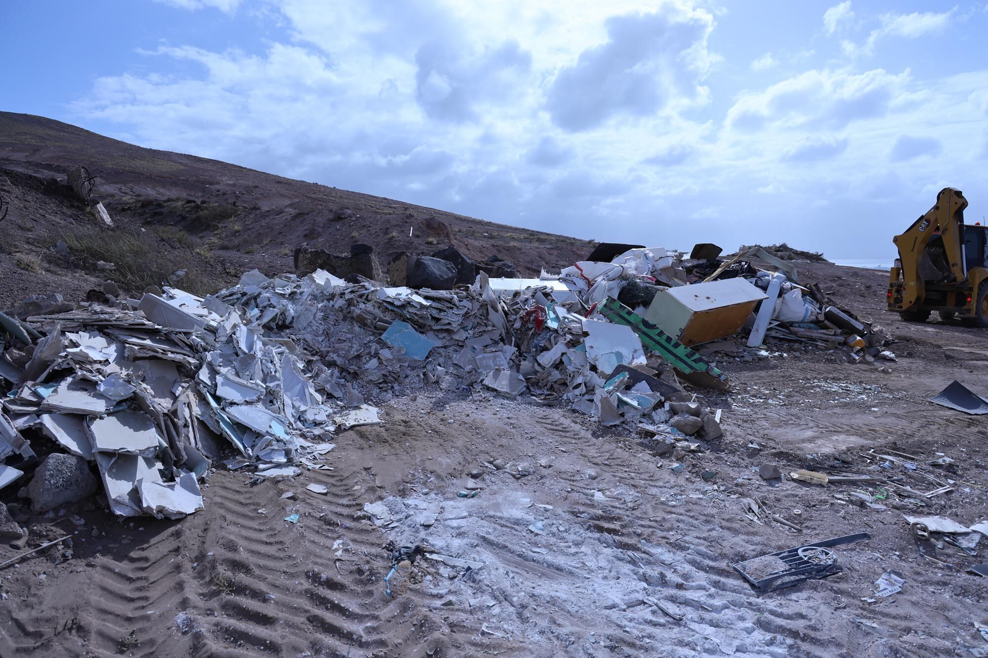Montañas de residuos, con más de 600 toneladas en los alrededores de Maneje y Argana, en Arrecife (Lanzarote).