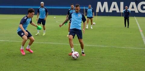 El Málaga realizó el penúltimo entrenamiento de la semana antes del encuentro de este sábado ante el Racing
