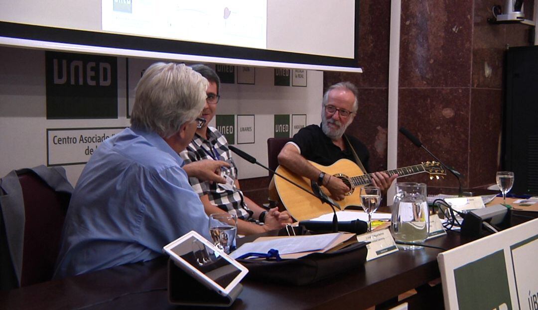 Pancho Varona en la sede de la UNED de Úbeda durante la inauguración del primer curso universitario sobre la figura de Joaquín Sabina