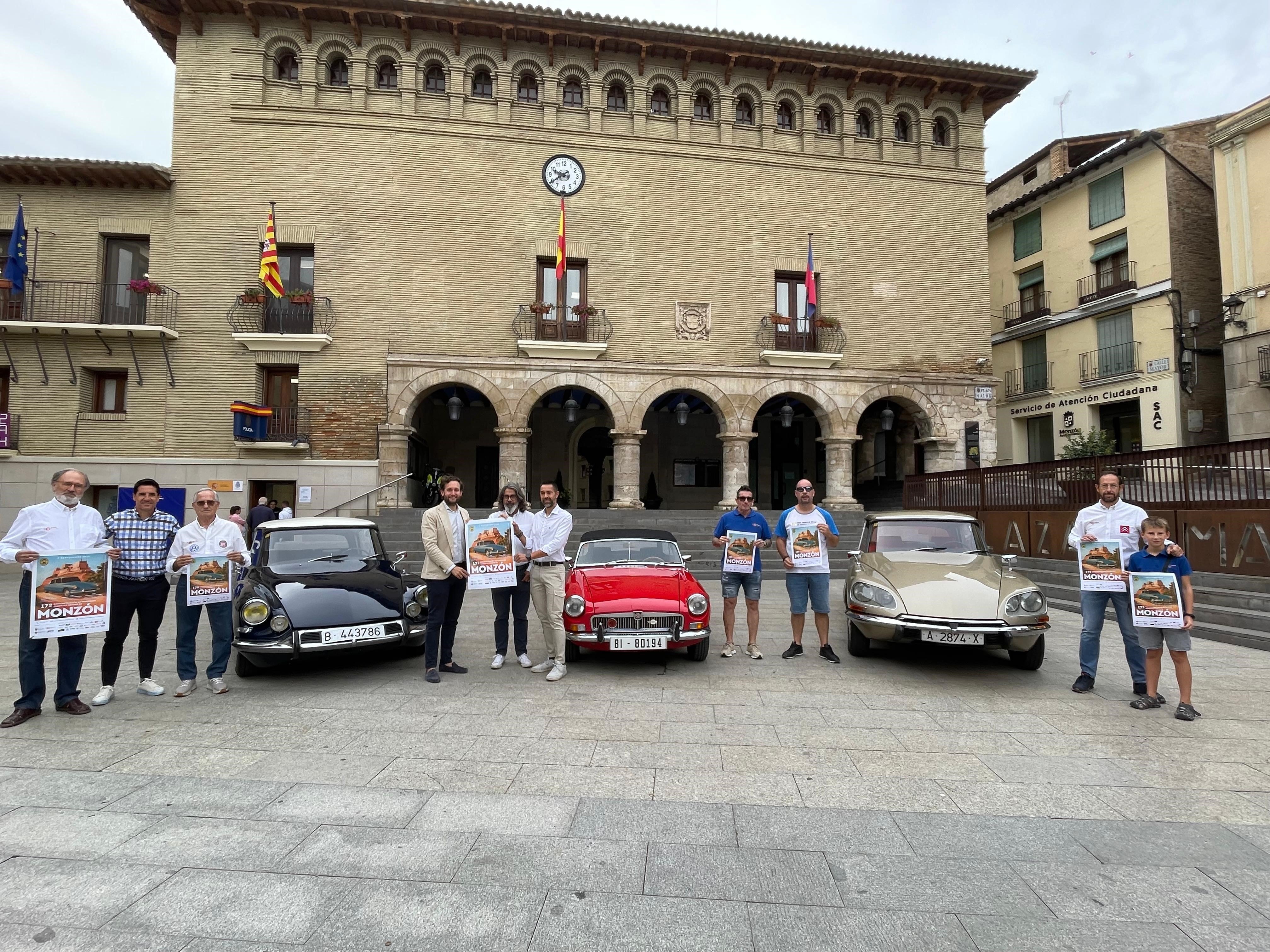 Momento de la presentación de la concentración de vehículos clásicos. Foto: Ayto. de Monzón