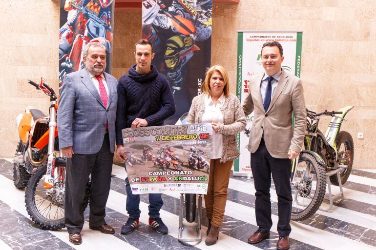 Mamen Sánchez, junto con el Vicepresidente de Cirjesa, Santiago Galván, el Presidente de la FAM, Juan Alvarez, y José M. Morillo, campeón de España y Andaluz de Cross Country. 