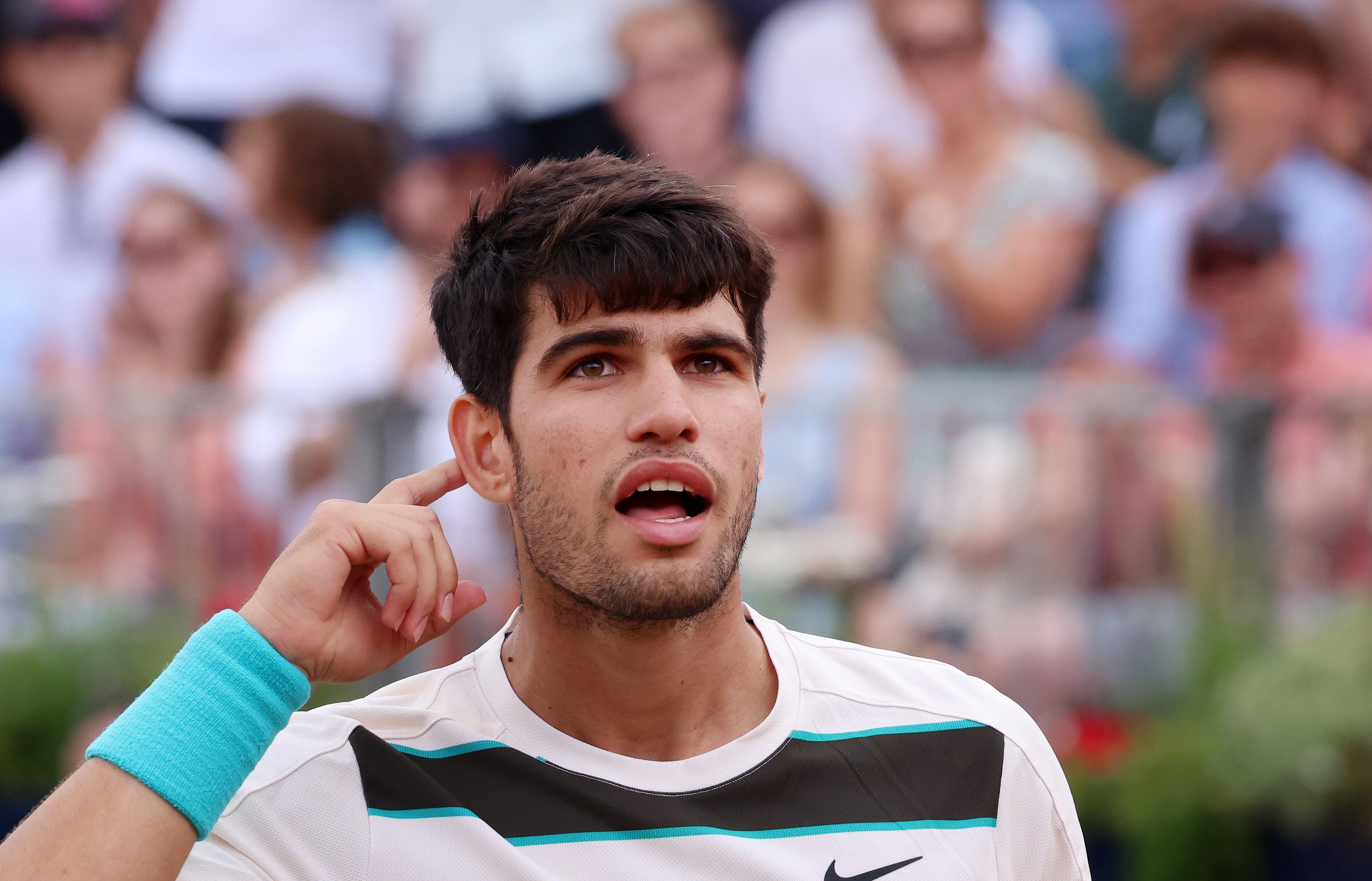 Carlos Alcaraz celebra un punto ante Jiri Lehecka en el torneo de Queen's
