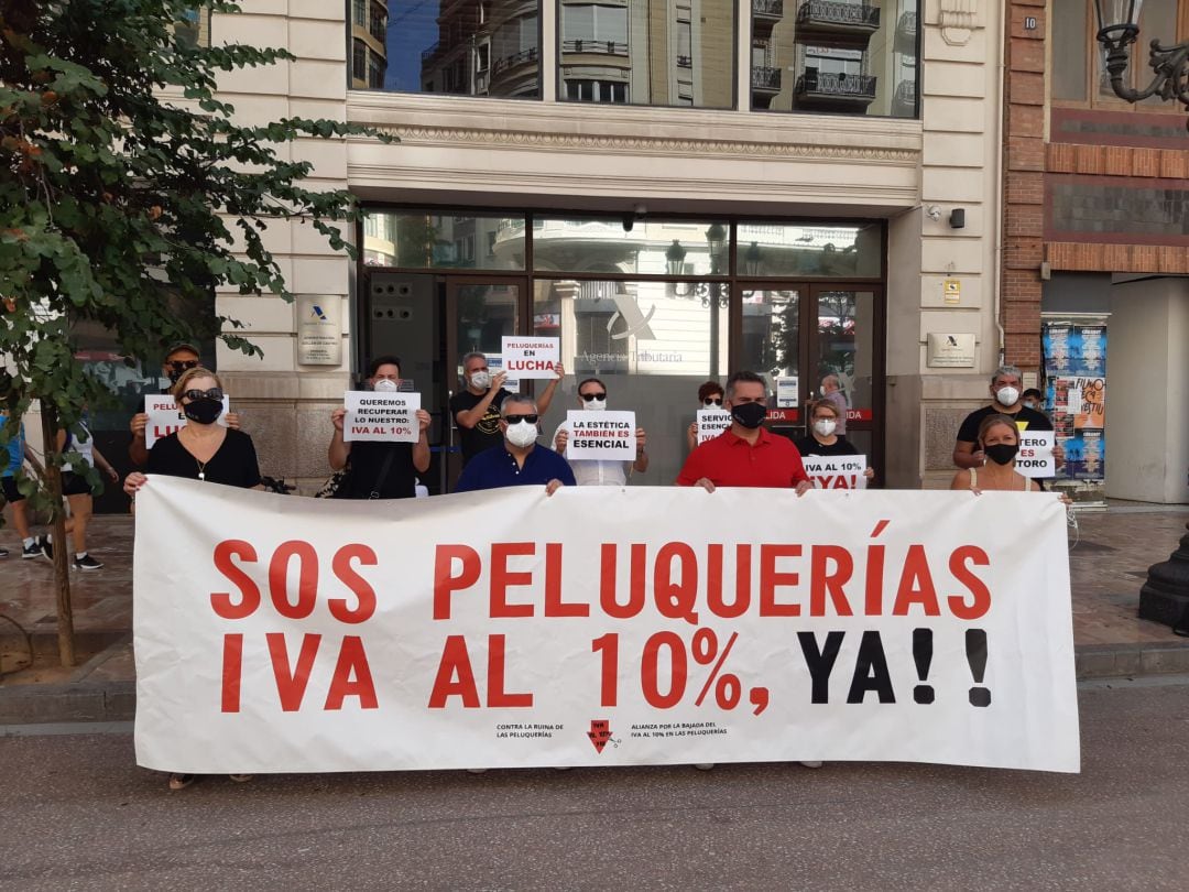 Representantes de las organizaciones profesionales del sector se manifiestan ante la delegación de la Agencia Tributaria en València