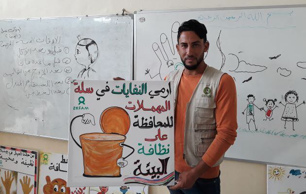 Un voluntario de Oxfam enseña a las niñas a través del arte en una escuela de Mosul Oeste.