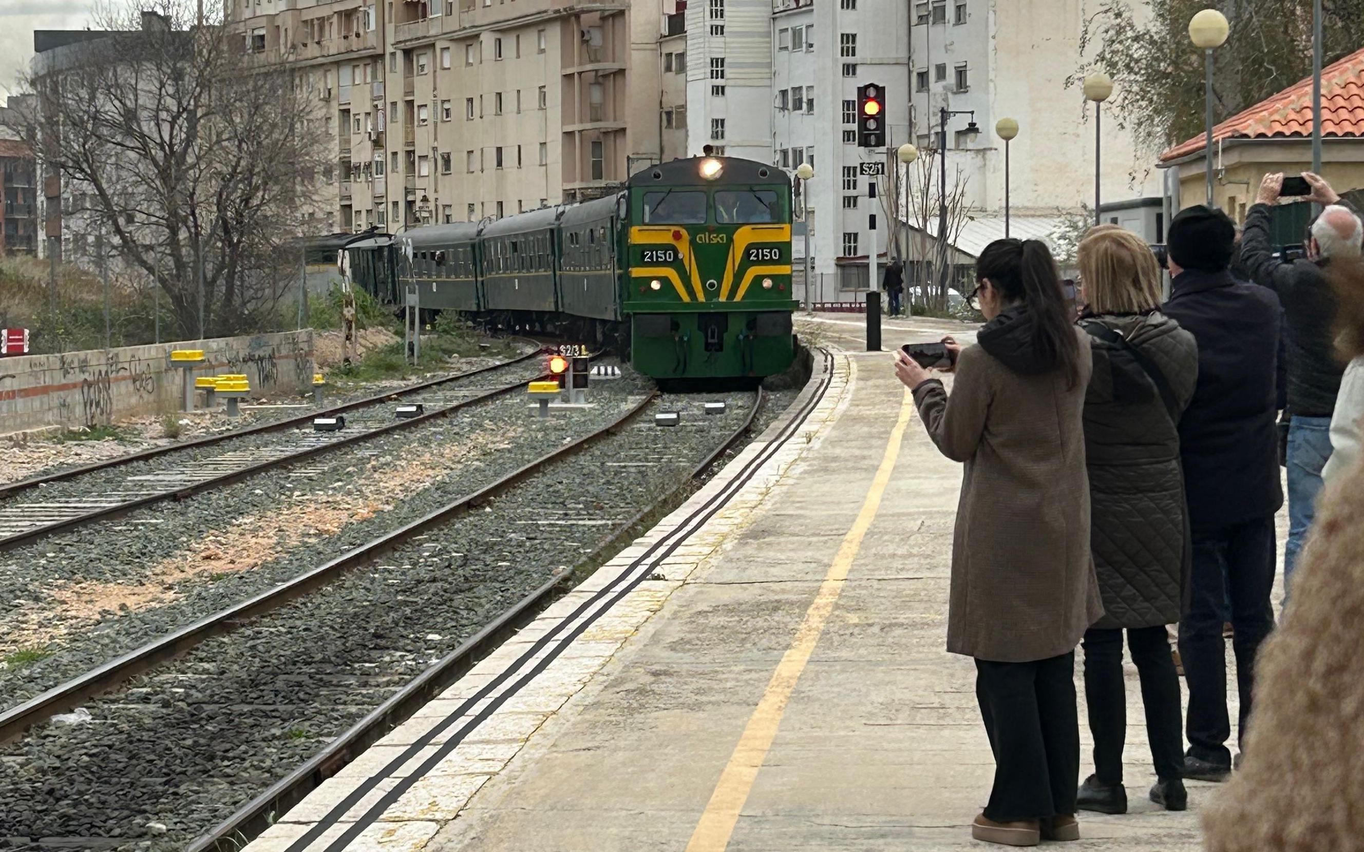 El tren turístico, conocido como el de los ingleses, a su llegada a la estación de Alcoy.