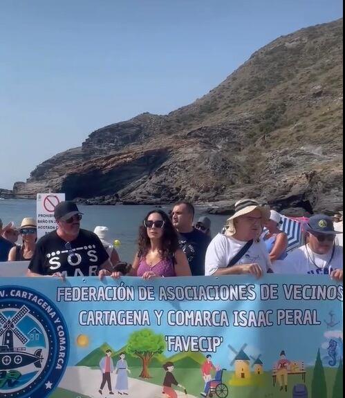 Vecinos de Cabo de Palos dieron un abrazo solidario en la orilla de Cala Reona para evitar los vertidos de aguas procedentes de la Estación Depuradora de Aguas Residuales Mar Menor Sur .