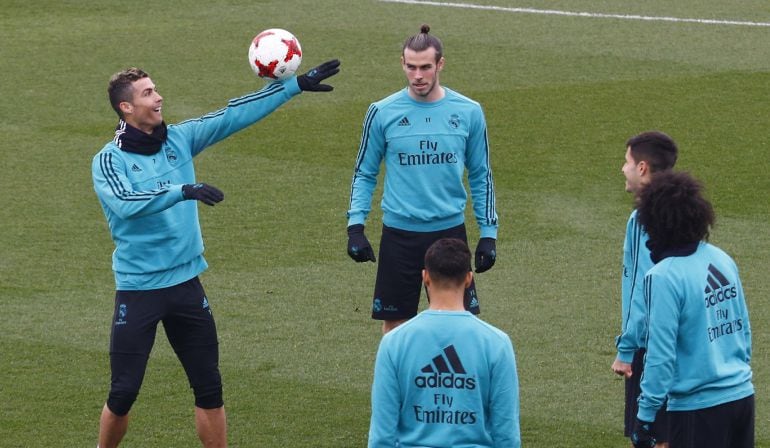 Los jugadores del Real Madrid durante el entrenamiento