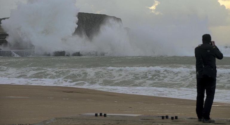 GRA298. PLENTZIA (VIZCAYA), 21/01/2015.- Un hombre observa las olas en el rompeolas de la playa de Plentzia (Vizcaya), mientras el Gobierno Vasco mantiene activa la alerta naranja por viento y olas de cinco metros. EFE/Miguel Toña