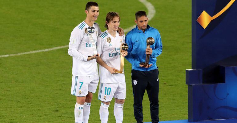 Luka Modric, Cristiano Ronaldo y Urretaviscaya, con sus premios