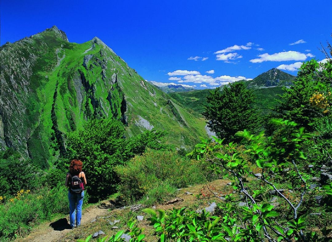 La ruta del Gumial, con el Picu Torres al frente, conforman uno de los paisajes más espectaculares de este concejo