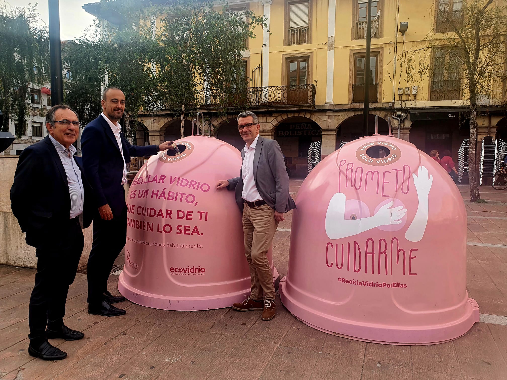 Contenedores rosas instalados en la plaza Baldomero Iglesias.