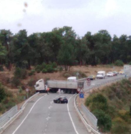 Colisión de un turismo contra una furgoneta con un camión implicado en el Puente Oñez sobre el río Moro