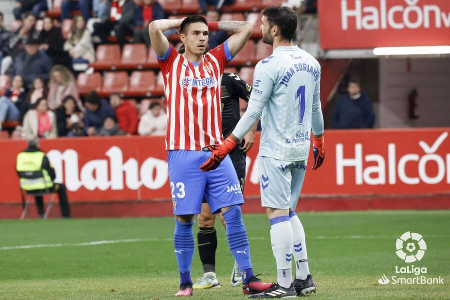 Djuka se lamenta de una ocasión fallada ante el Tenerife.