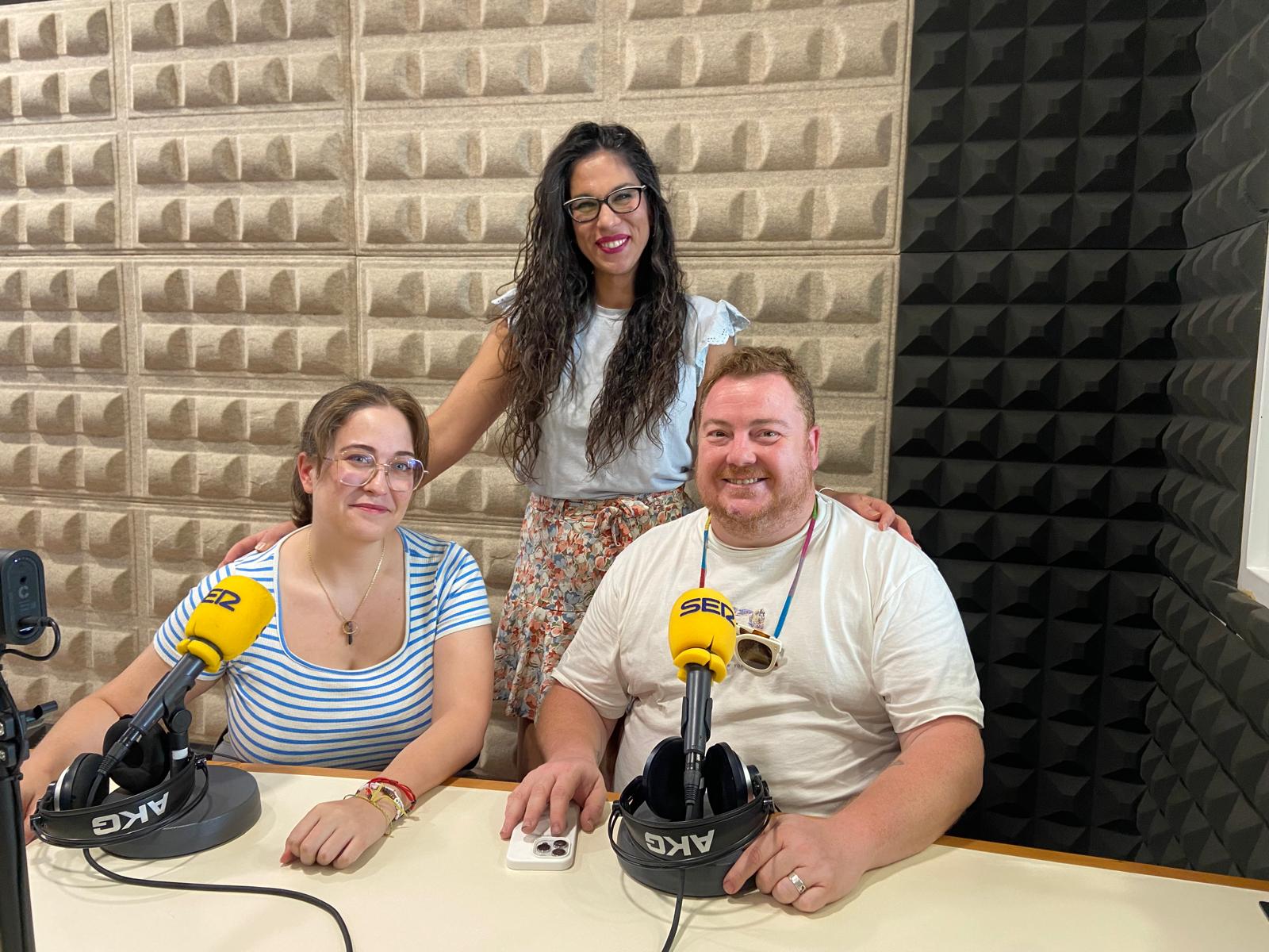 Luz Corrales (preimpresora digital) y Agustín Israel Barrera (artista local) visitan los estudios de Radio Morón