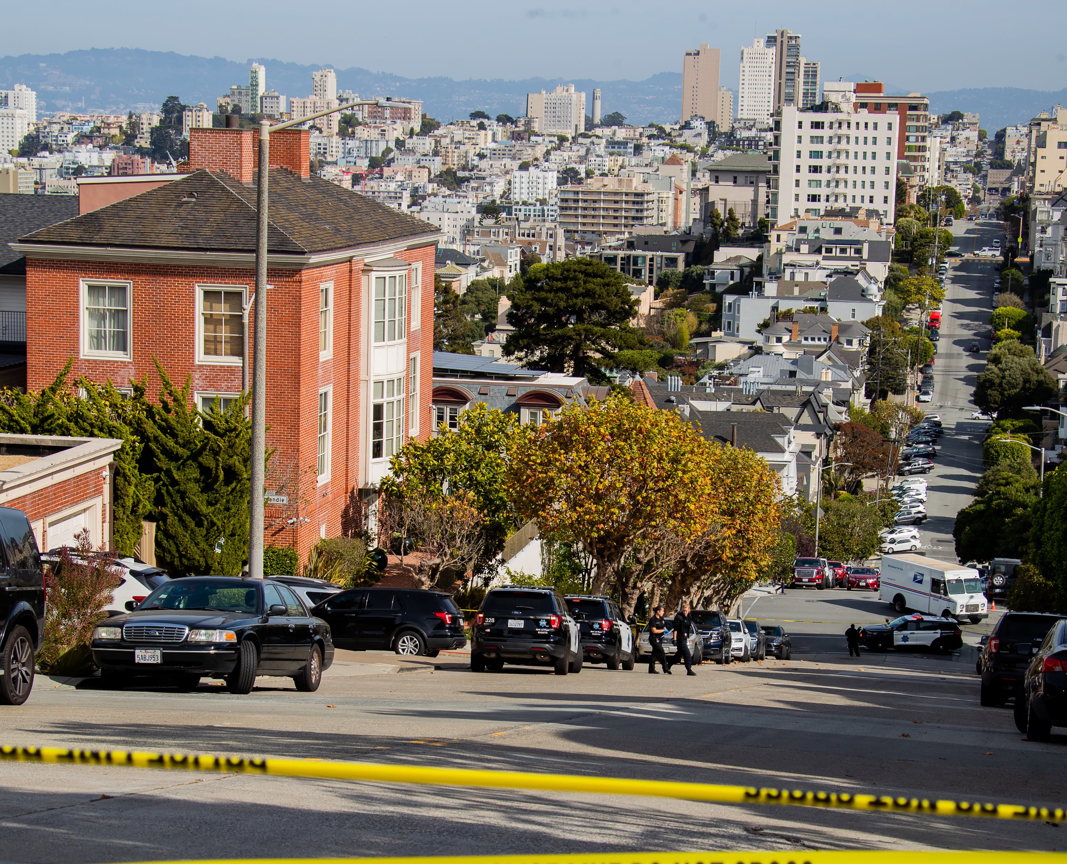 San Francisco (United States), 28/10/2022.- San Francisco Police and Federal Bureau of Investigation (FBI) agents work outside the home of US Speaker of the House Nancy Pelosi after her husband Paul Pelosi was attacked by a home invader early in the morning in San Francisco, California, USA, 28 October 2022. San Francisco Police identified the attacker as David DePape, whom they arrested after arriving to the scene and witnessing the attack. (Atentado, Estados Unidos) EFE/EPA/Arthur Dong
