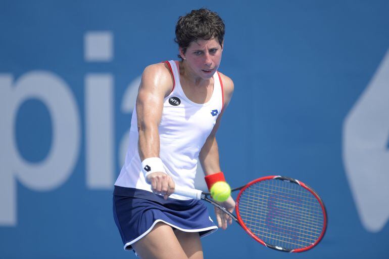 SYDNEY, AUSTRALIA - JANUARY 13:  Carla Suarez Navarro of Spain plays a backhand shot in her second round match against Ekaterina Makarova of Russia during day three of the Sydney International at Sydney Olympic Park Tennis Centre on January 13, 2015 in Sydney, Australia.  (Photo by Brett Hemmings/Getty Images)