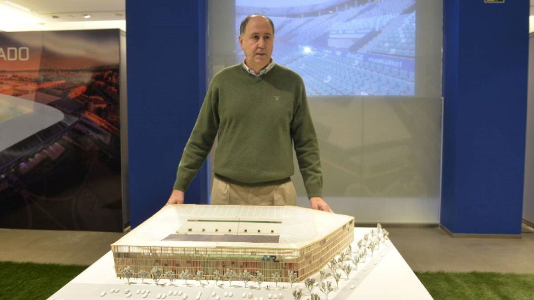 Josean Querejeta ante la maqueta del campo.