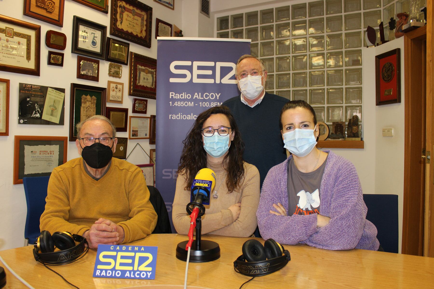 Josele Linares, Mireia Pascual, Sandra Gisbert y Paco Pascual en el estudio central de Radio Alcoy
