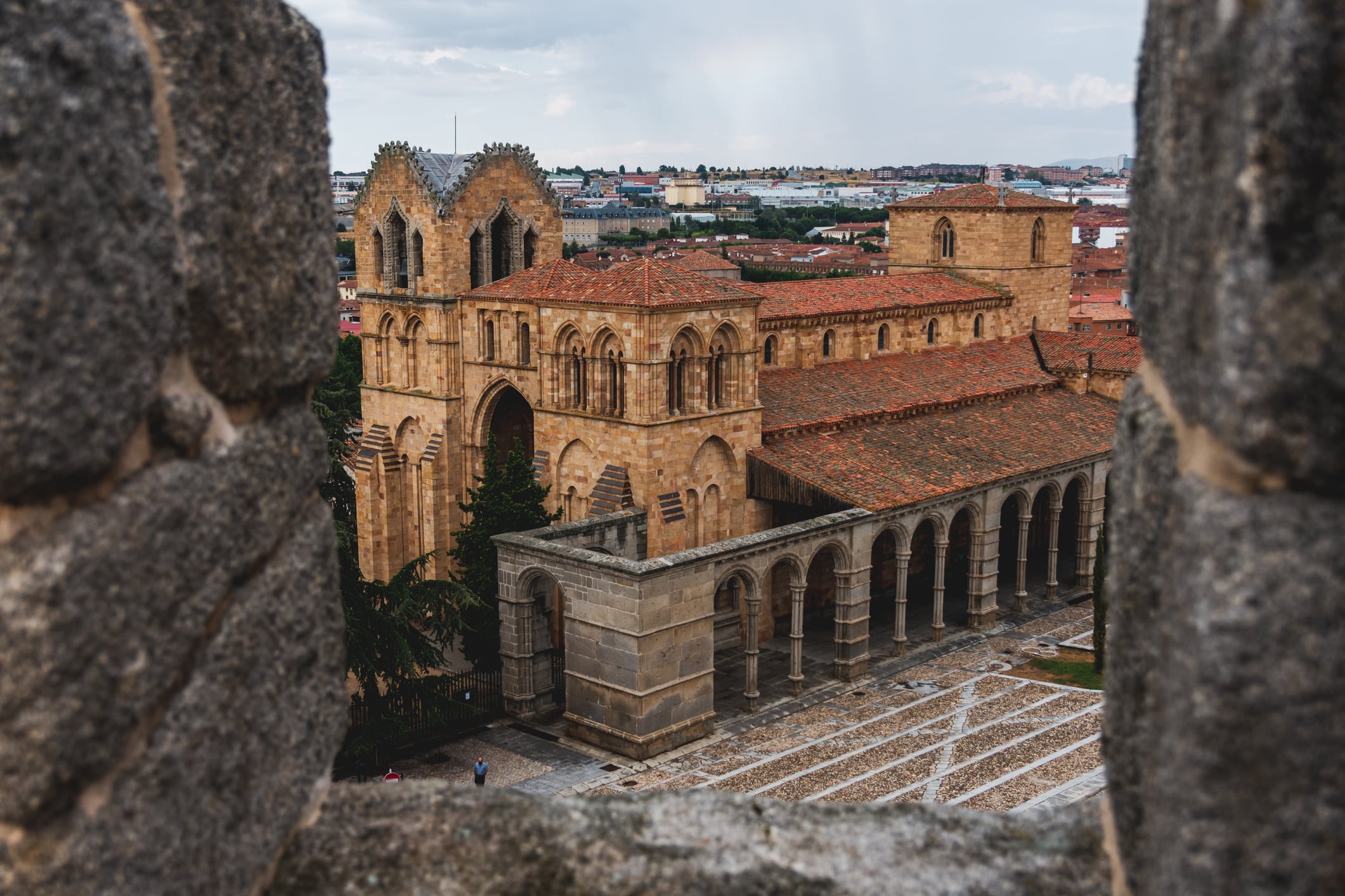 La basílica románica de San Vicente vista desde la muralla