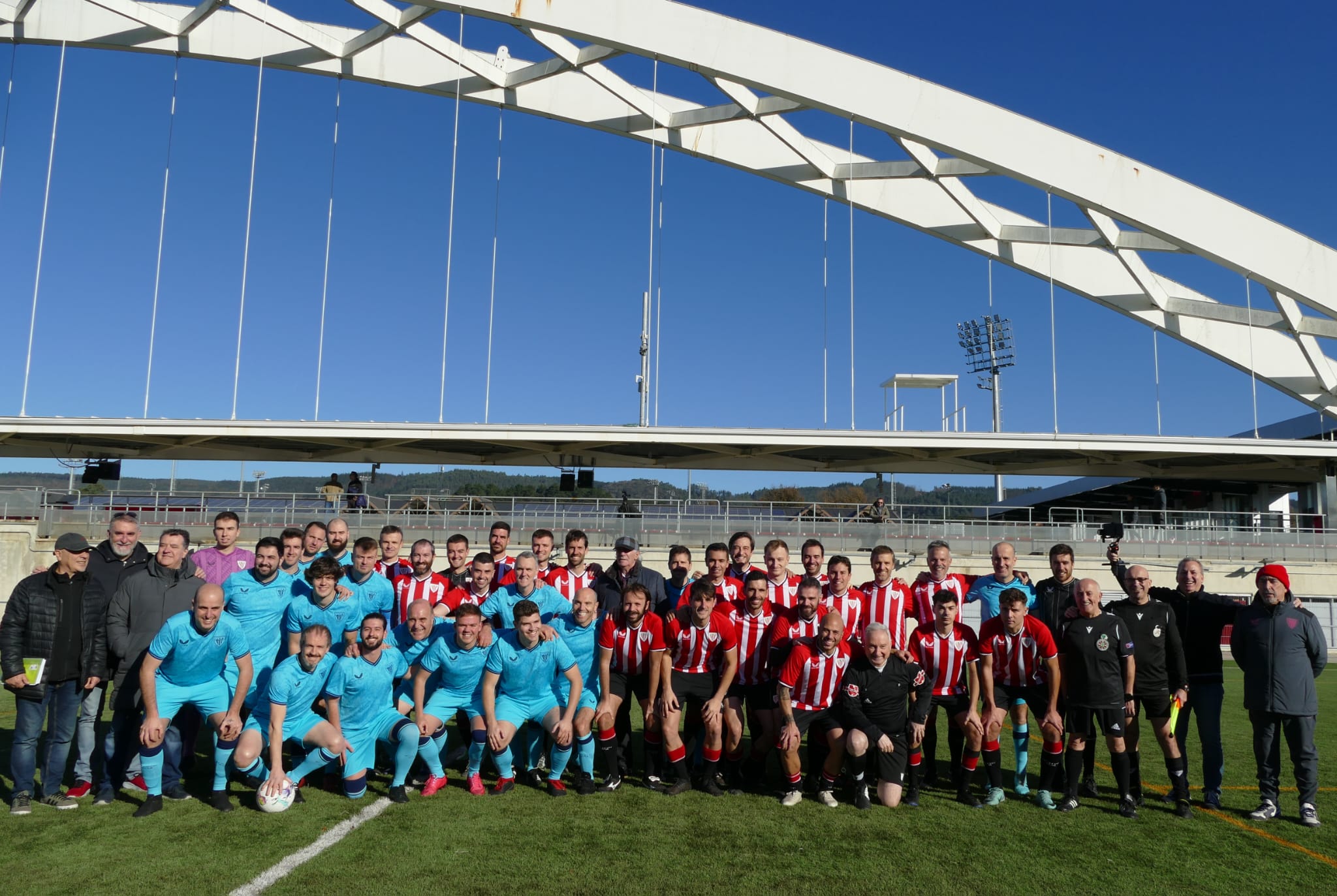 Foto de familia entre los periodistas que siguen la actualidad del Athletic y miembros del club de Ibaigane