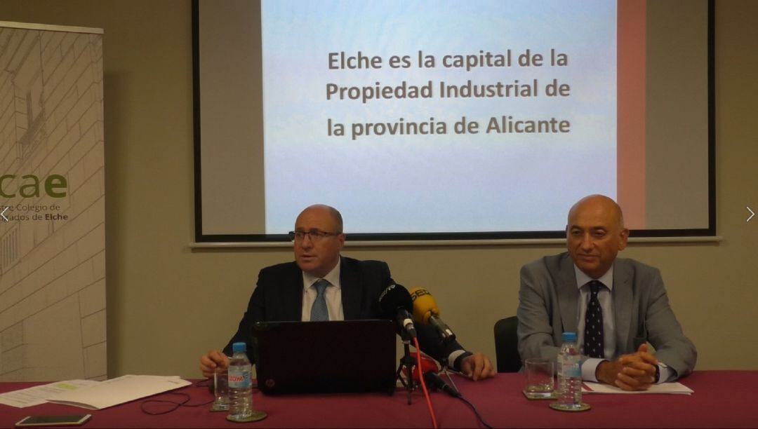 Enrique Martín (i) junto al vicedecano del Colegio de Abogados de Elche