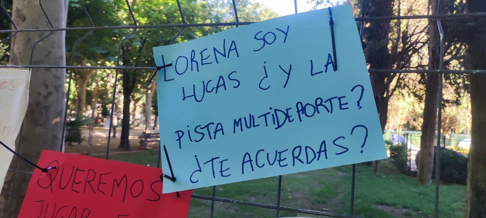 Carteles reivindicativos en la valla de la zona en la que se impide jugar a los niños