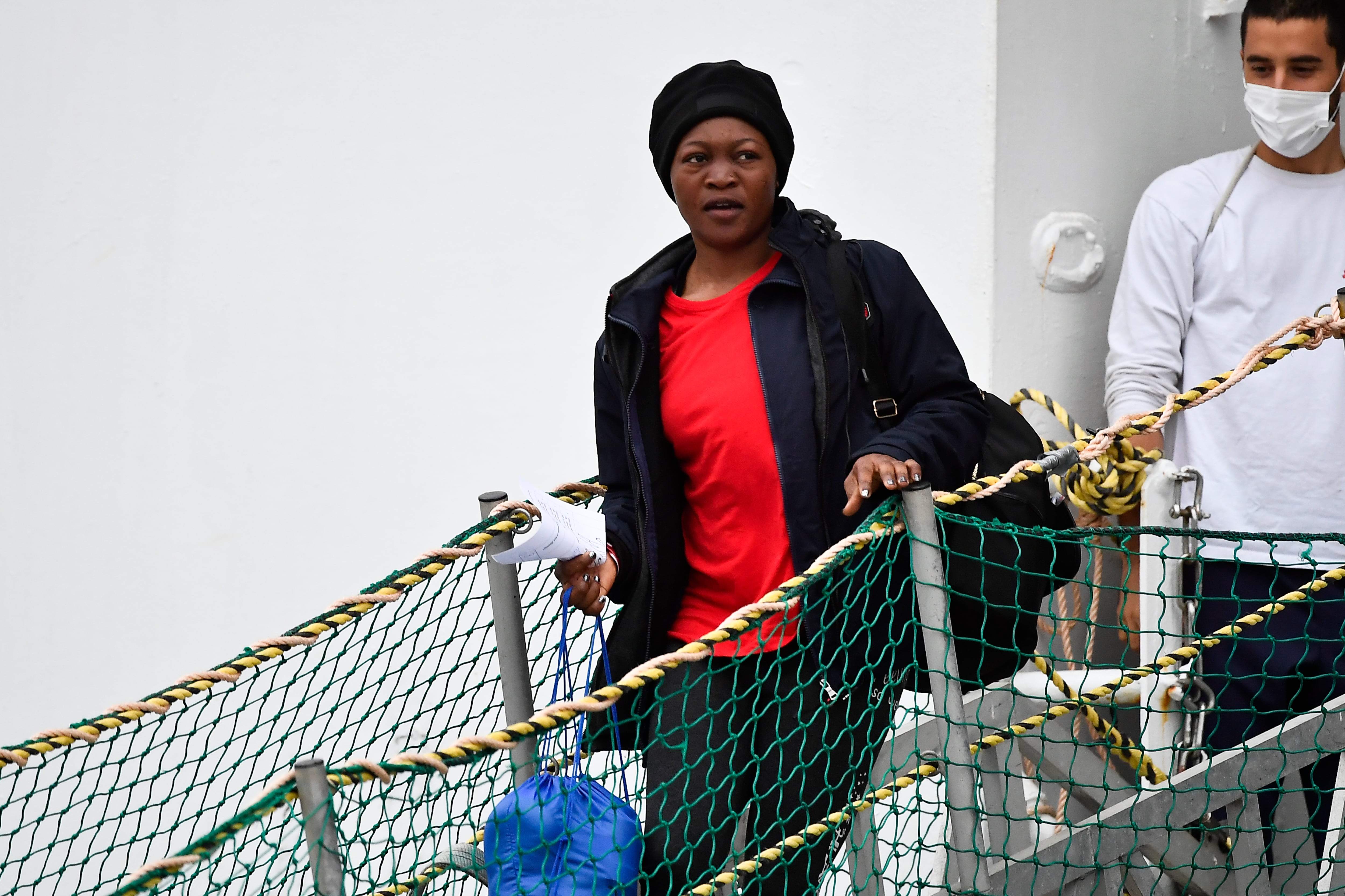 Una mujer migrante desembarca en el puerto italiano de Génova el pasado año