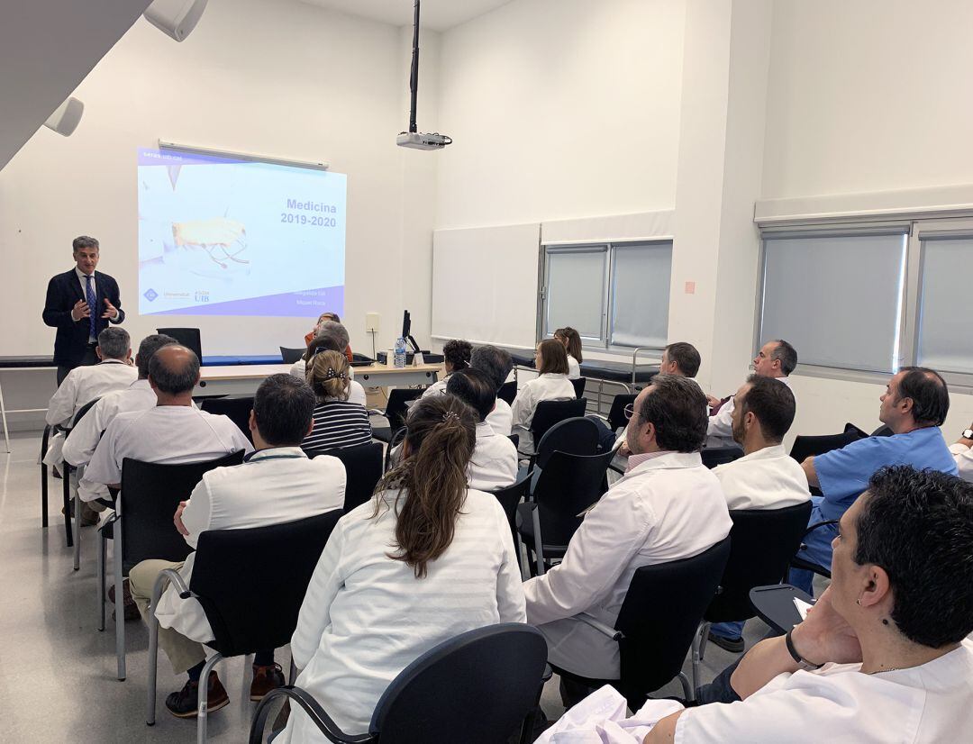 Els caps de secció del Mateu Orfila van analitzar amb els responsables de la UIB la opció de permetre pràctiques a l'hospital menorquí.