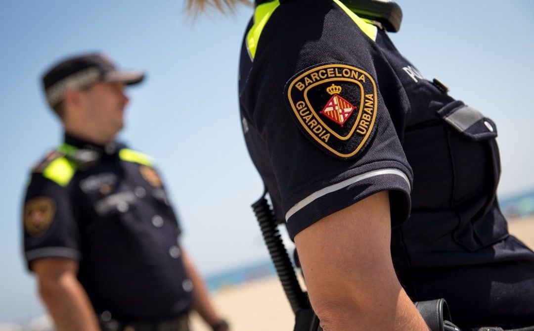 Dos agentes de la Guardia Urbana de Barcelona en la playa.