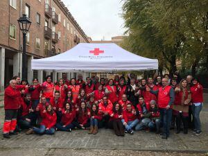 Voluntarios a la puerta de la sede