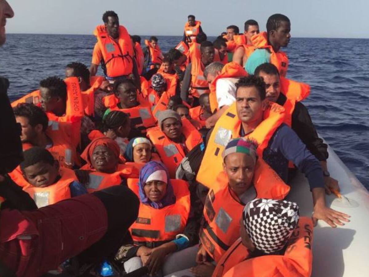 El Gobierno autoriza al barco 'Open Arms' desembarcar en Barcelona los 60 migrantes rescatados en aguas de Libia