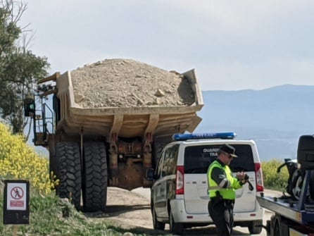 Camión con el que ha colisionado el turismo