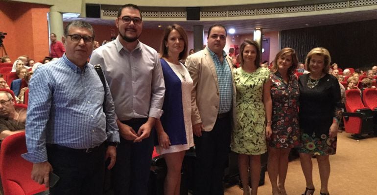 Diferentes autoridades en el Teatro de Martos donde se celebra el Día del Mayor.