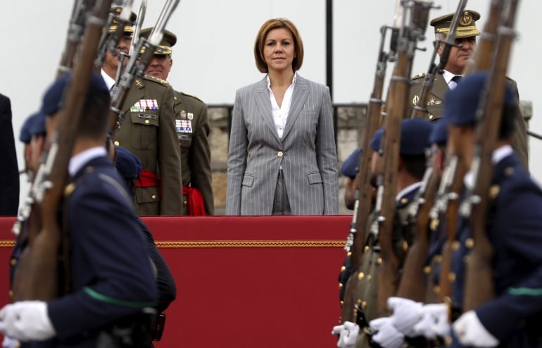 La ministra de Defensa, María Dolores de Cospedal, presencia el desfile con motivo de la reunión del Capítulo extraordinario de la Real y Militar Orden de San Fernando el pasado 24 de abril.