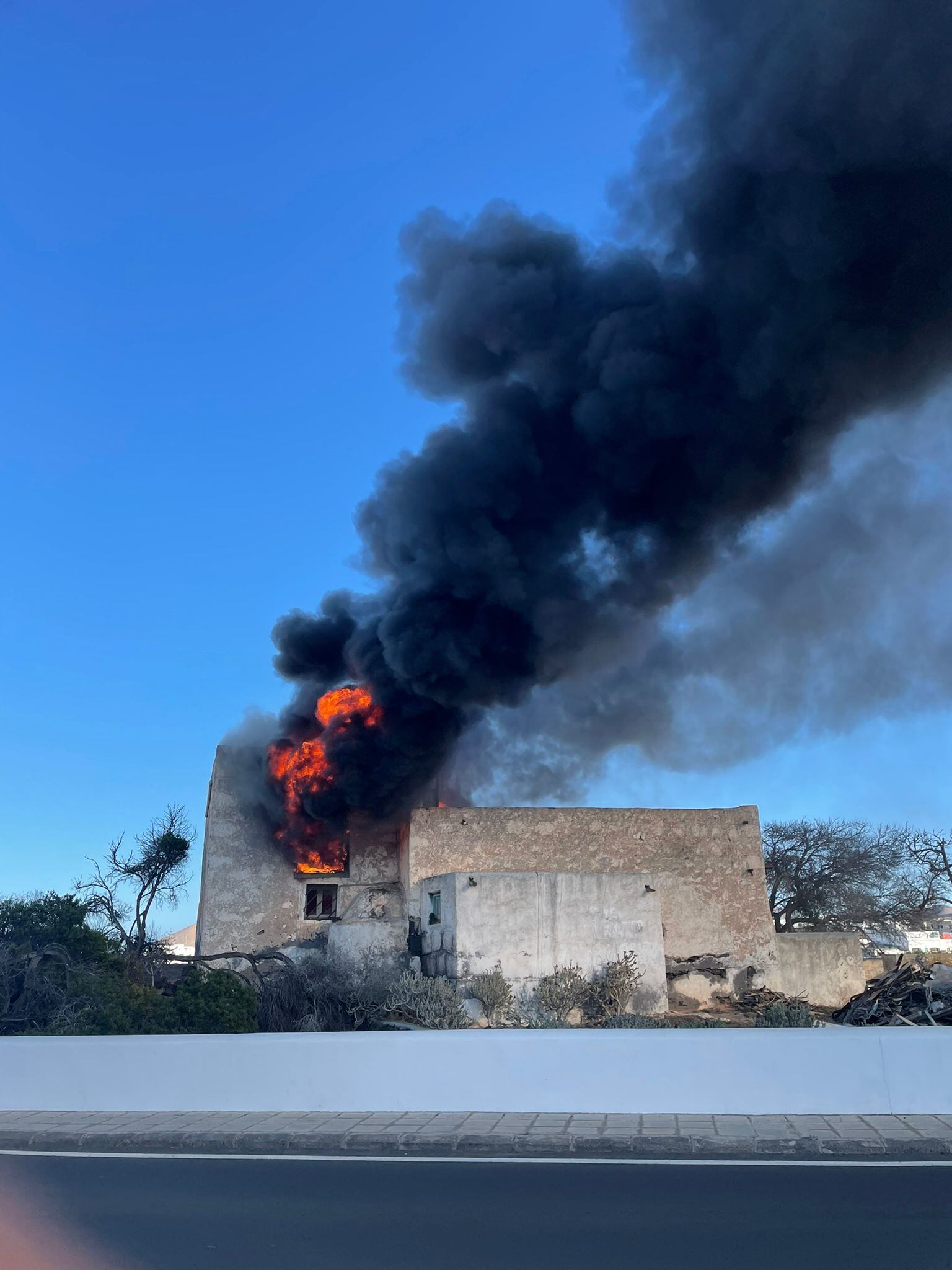 Llamas saliendo por las ventanas del inmueble incendiado en Tinajo.