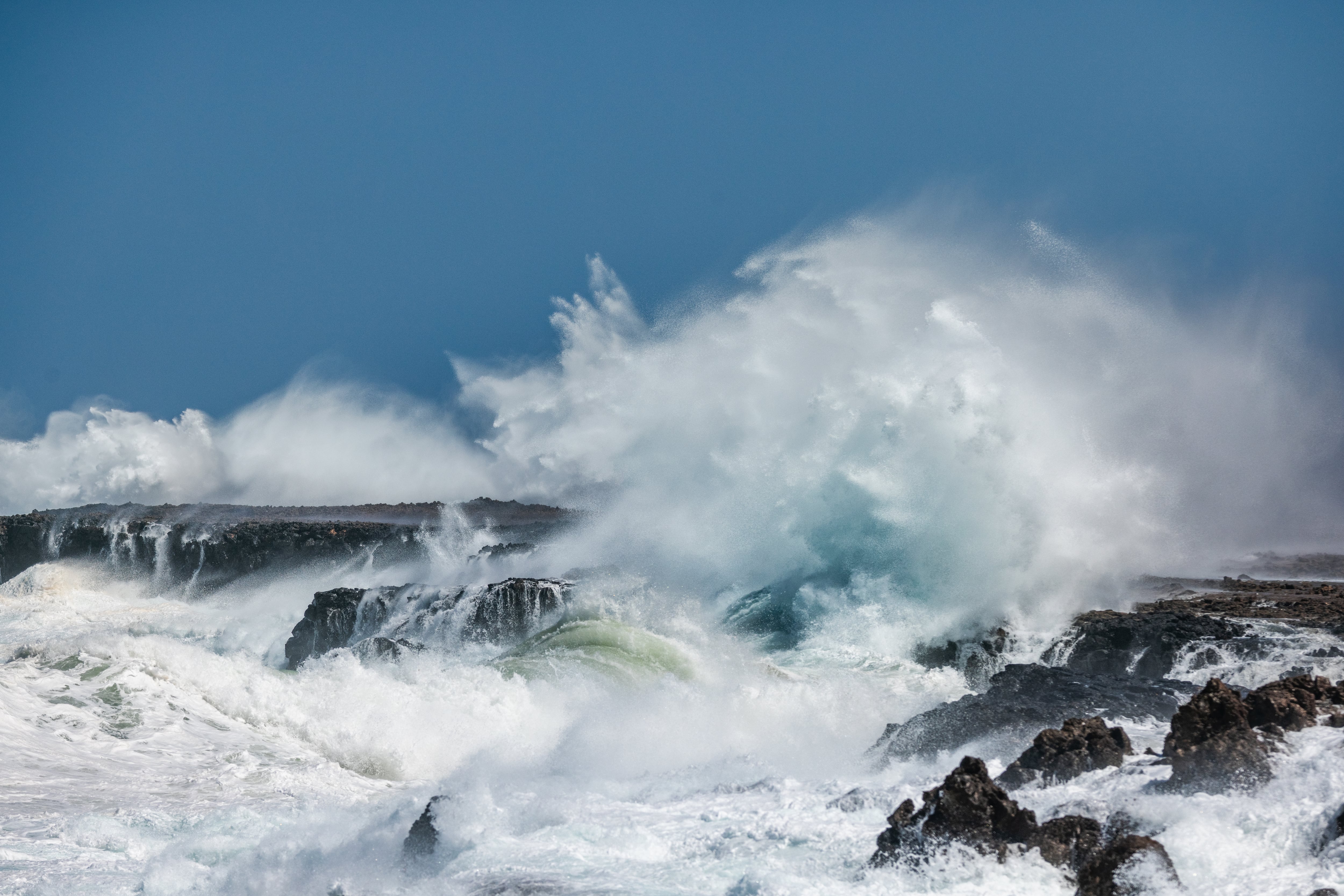 Olas rompiendo contra la orilla en la costa de Lanzarote durante un episodio violento de tormentas 