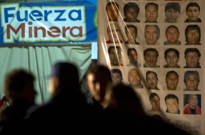 Familiares aguardan en las inmediaciones de la mina San José, Copiapó, al norte de Chile. (EFE / CEZARO DE LUCA)