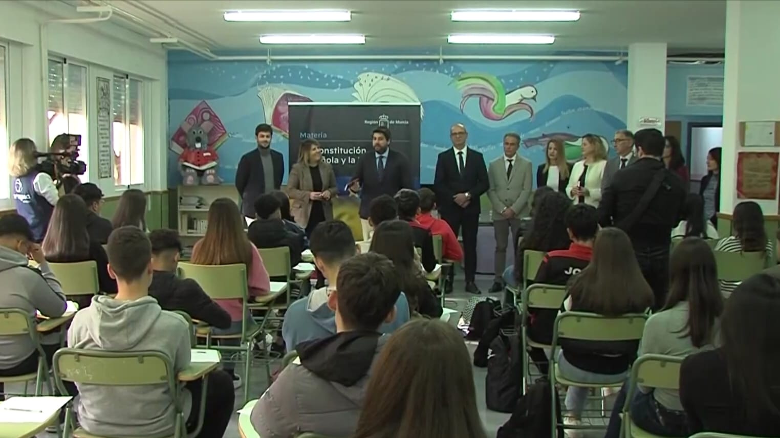 Alumnos del IES Pedro Peñalver (El Algar-Cartagena) escuchan las palabras del presidente López Miras en una de sus aulas.