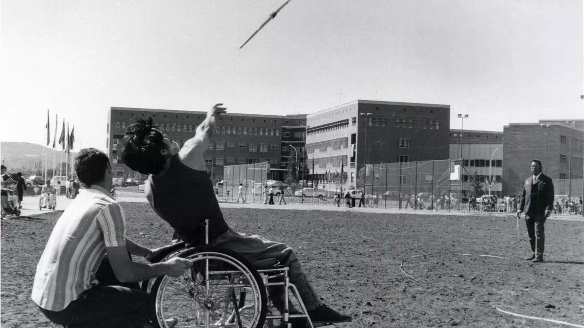 Demostración del tiro con jabalina durante la inauguración del Hospital Nacional de Parapléjicos de Toledo, en los años 50