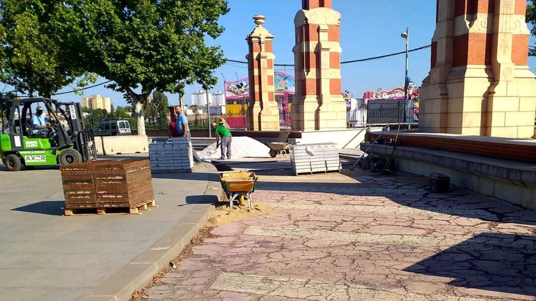 Operarios municipales trabajan en la instalación del mirador.