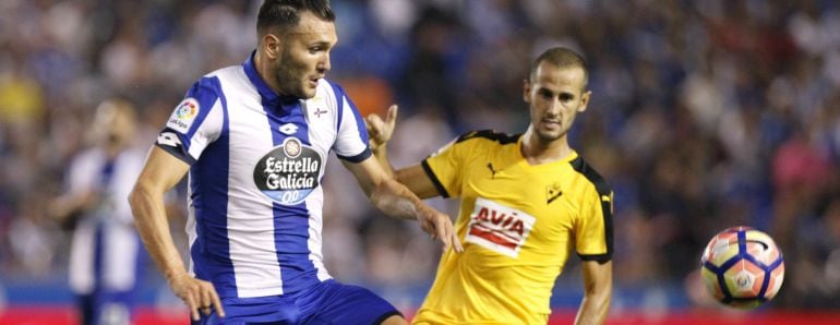 El delantero del Deportivo Lucas Pérez lucha el balón con Alejandro Gálvez, defensa del Eibar.