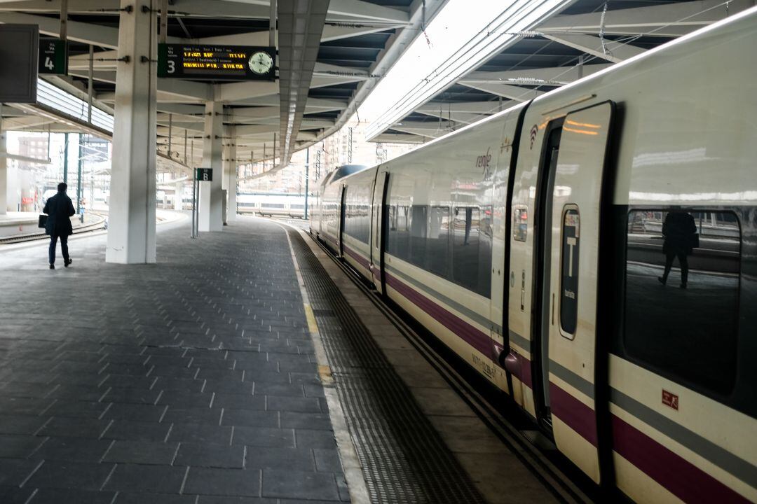 Un tren de Renfe en una estación.