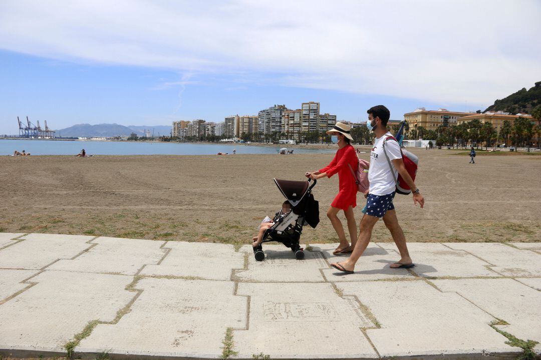 Los malagueños disfrutan de la playa durante el primer día de la Fase 2, foto de archivo