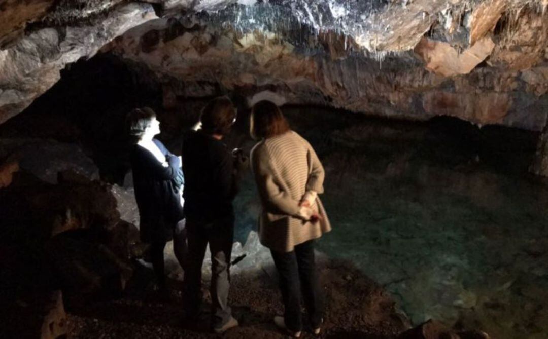 La Cova de s'Aigua és només la primera de tres grutes que es volen obrir a visites a Cala Blanca de Ciutadella.