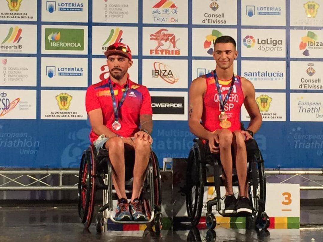 Iván (a la izquierda) junto al campeón Quintero.